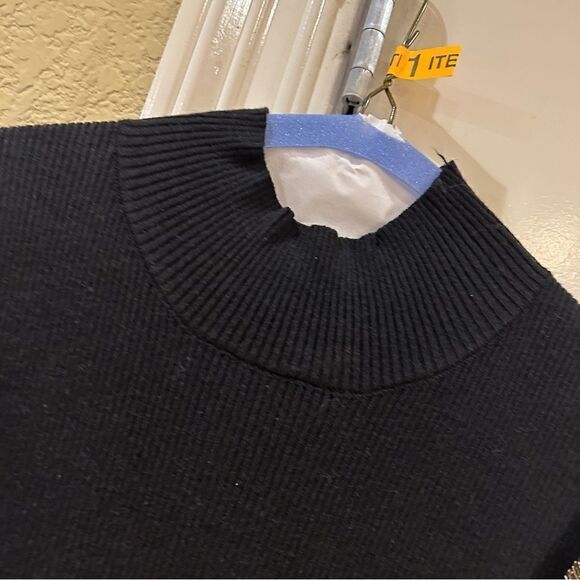 Entro size Medium black top with bronze/silver colored sleeves‎ - Picture 3 of 6